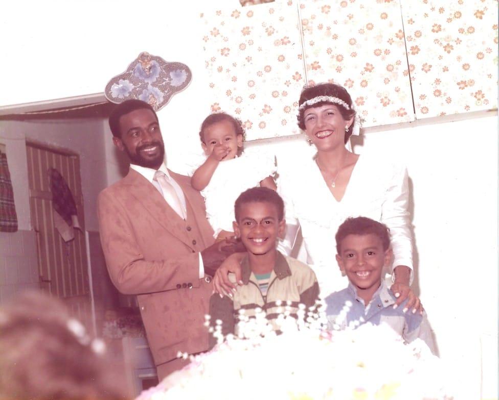 Erika com seus pais e irmãos